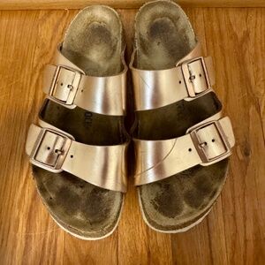 Birkenstock Arizona Shoes Womens Size 40, 9.0 Rose Gold Metallic Leather Sandals
